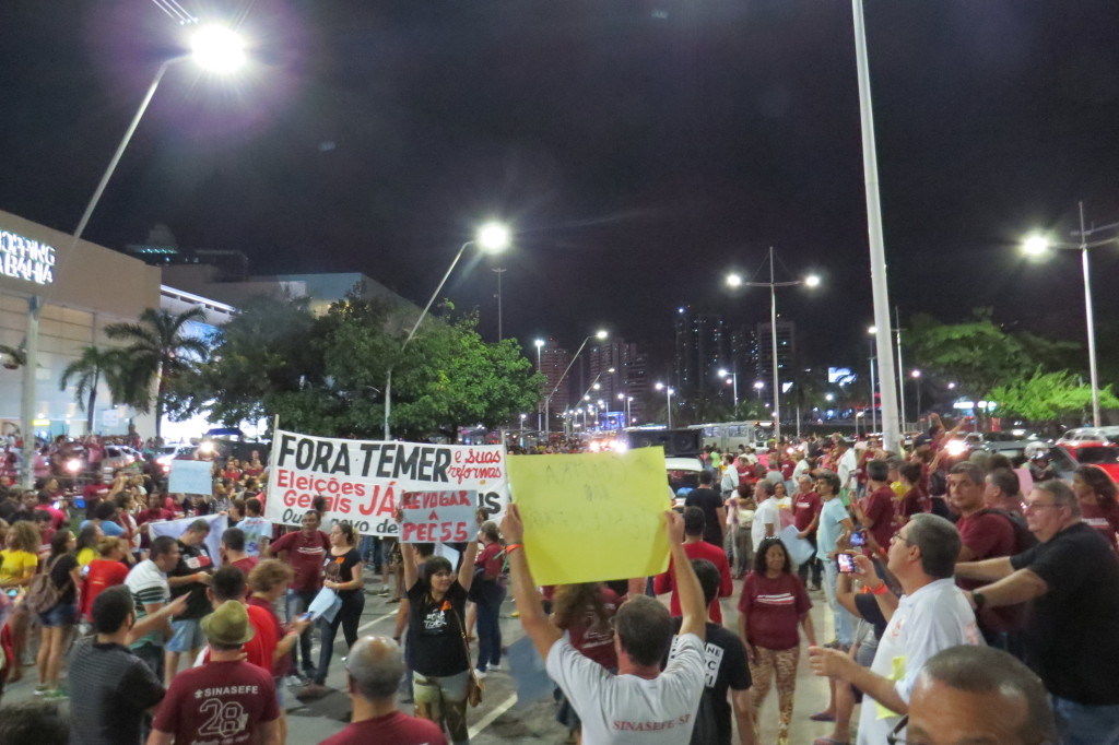 Ato FORA TEMER com a participação do SINASEFE e de estudantes nas proximidades da rodoviária de Salvador