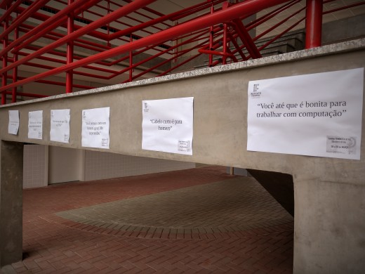 Em função do Dia 8, Dia Internacional da Mulher, estudantes e servidoras foram convidadas a exporem frases sexistas  que já haviam escutado. As frases ficaram espalhadas pelo Campus durante os dois dias de evento.