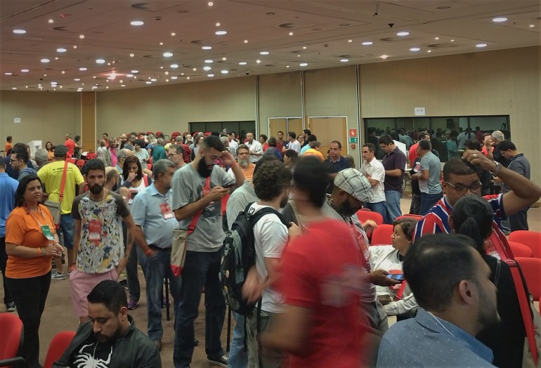 Delegados aguardam para votação