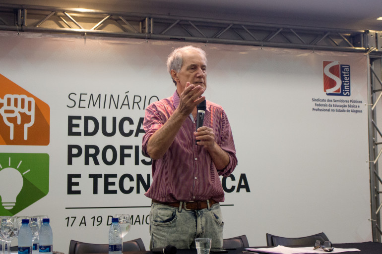 Frigotto durante palestra no primeiro dia de Seminário. Foto: Comunicação/SINTIET/FAL